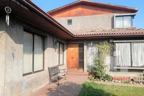 Gran Casa En Canadá Con Rojas Magallanes